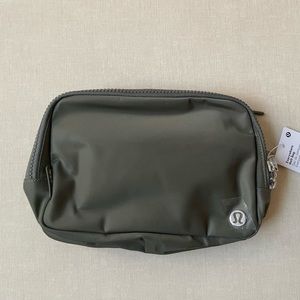 Lululemon Everywhere Belt Bag 2L - Grey Sage